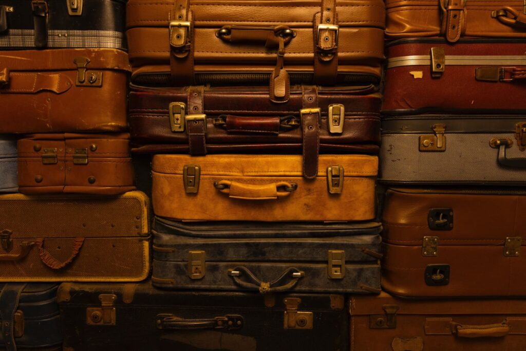 Pile de vieilles valises - faire sa valise pour partir en week-end