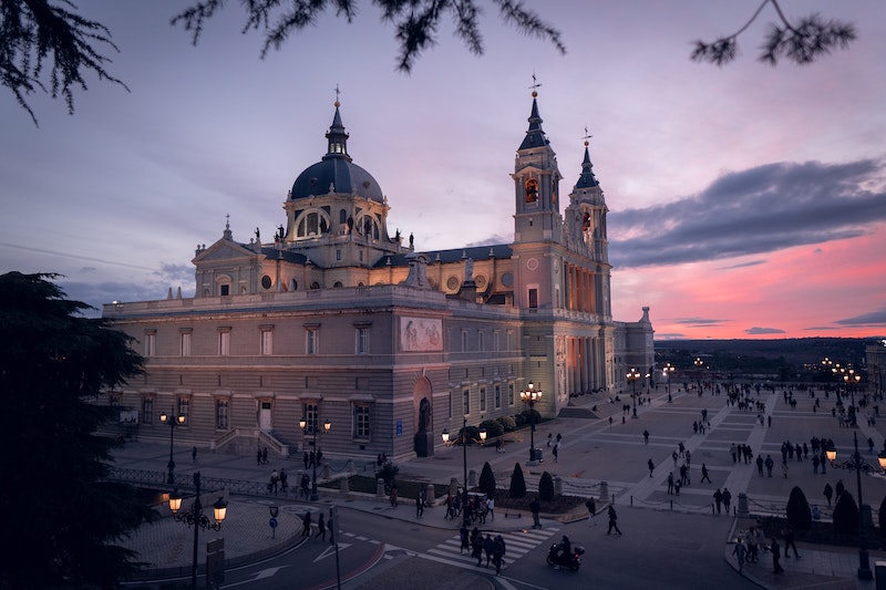 Cathédrale de l'Almudena au coucher de soleil à Madrid