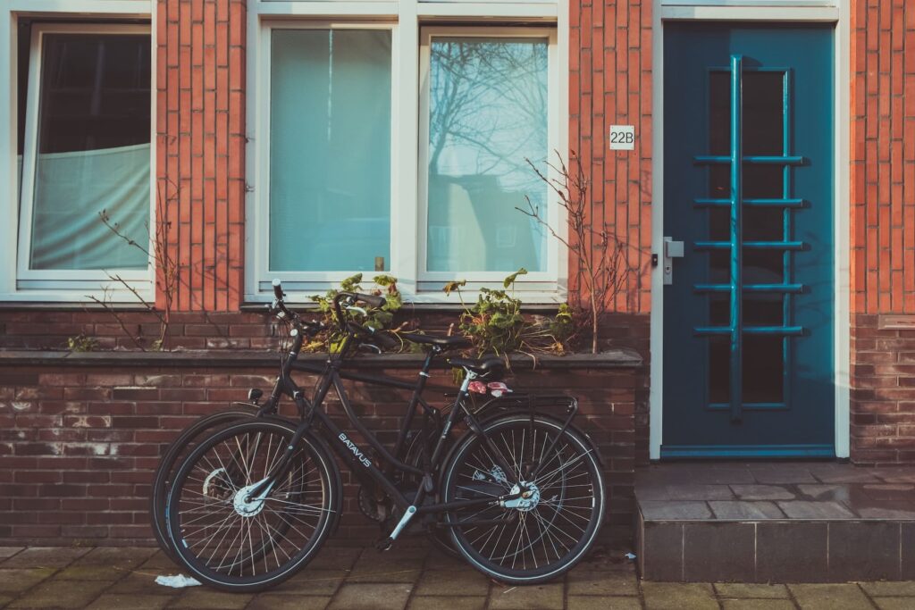 Vélos posés contre la façade d'une maison
