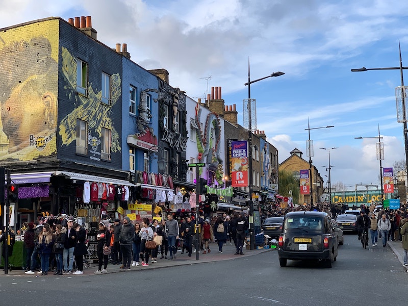 Boutiques colorées de Camden Market Londres