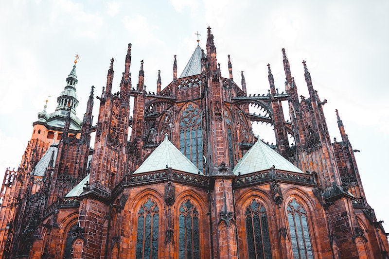 Le Château de Prague en pierres rouges