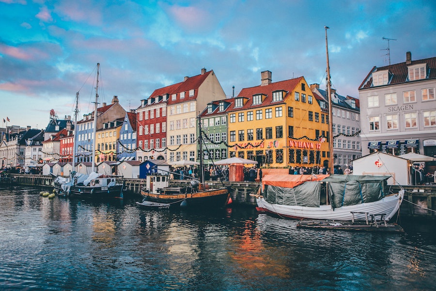 Vue depuis le fleuve d'une ville au Danemark avec maisons colorées ey bateaux
