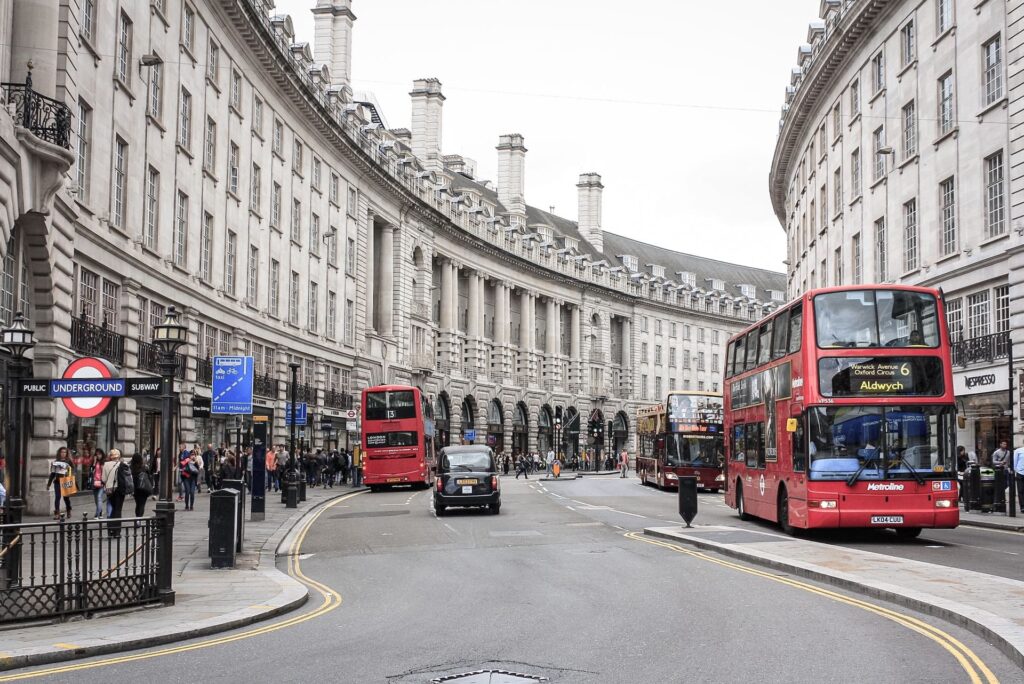 Regent Street Londres avec ses bus rouges à double étages