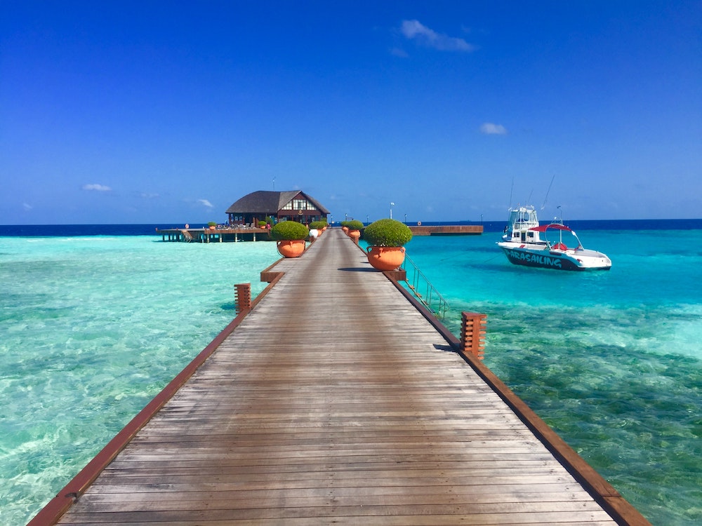 Ponton menant à une villa sur pilotis aux Maldives