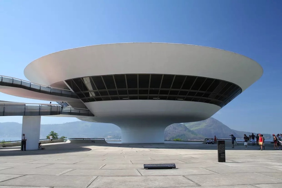 Extérieur du musée Niterói au Brésil