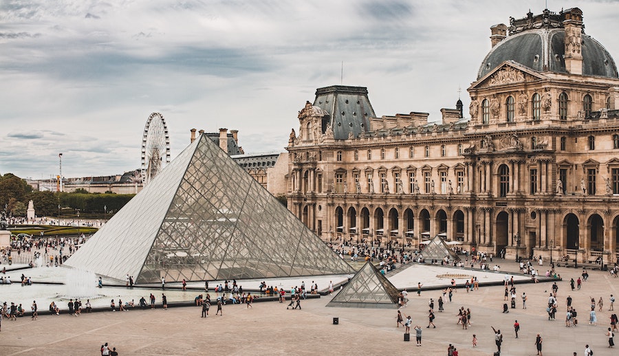 Extérieur du Louvre à Paris avec sa pyramide de verre