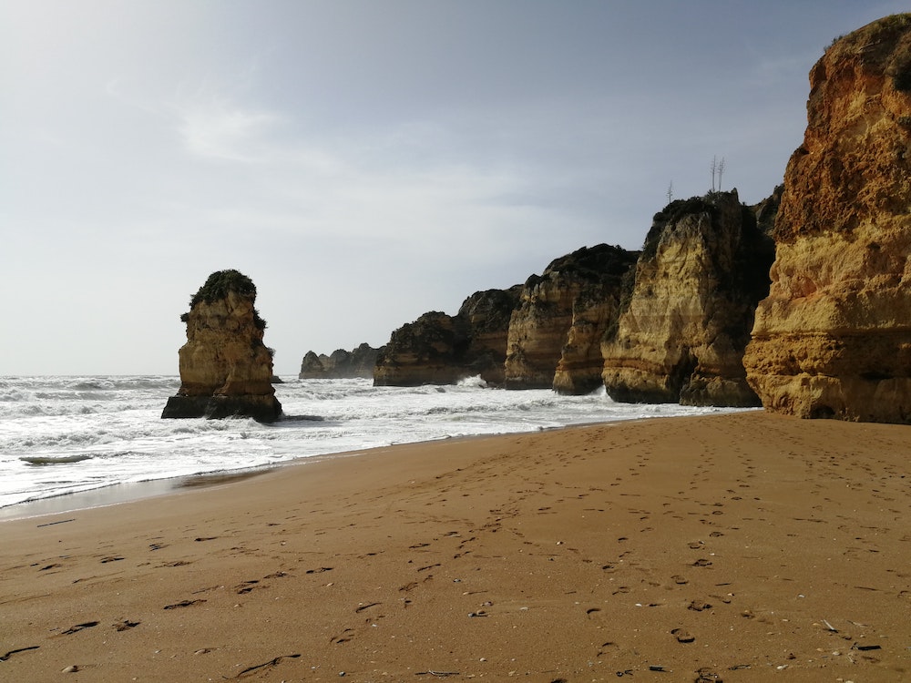 Plage Praia Dona Ana au Portugal avec ses rochers oranges