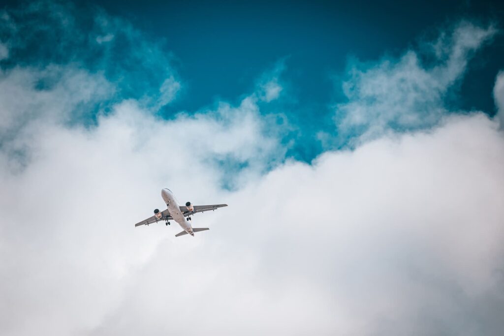 Avion dans le ciel bleu - conseils pour prendre l'avion pour la première fois