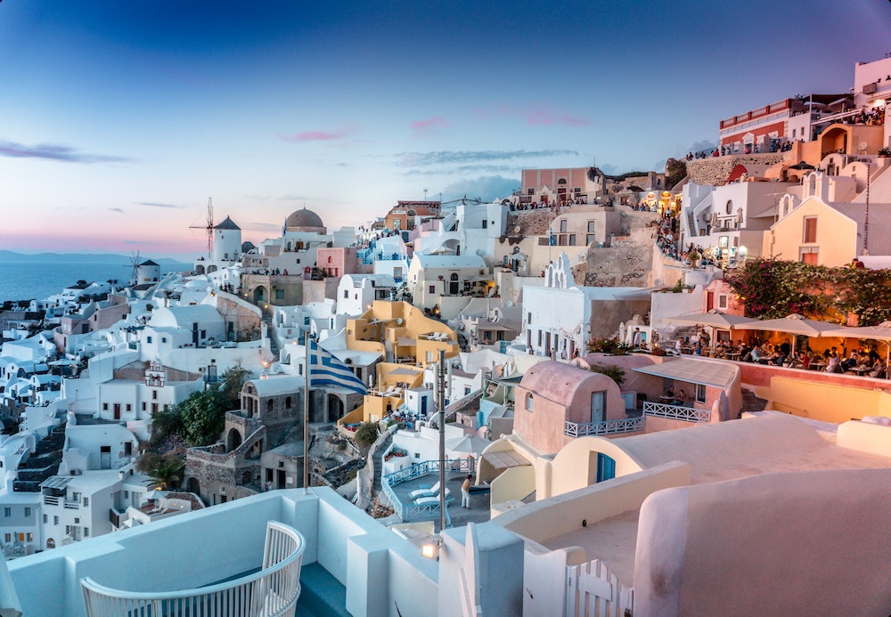 Ile de Santorin en Grèce avec ses maisons blanches aux toits bleus