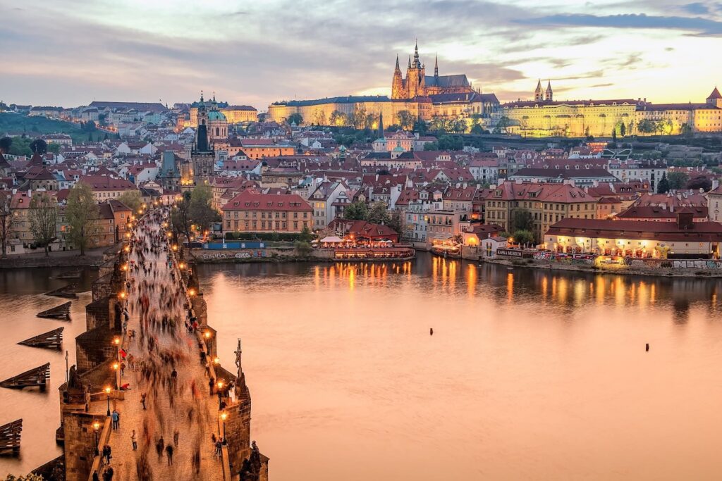 Ville de Prague au coucher du soleil