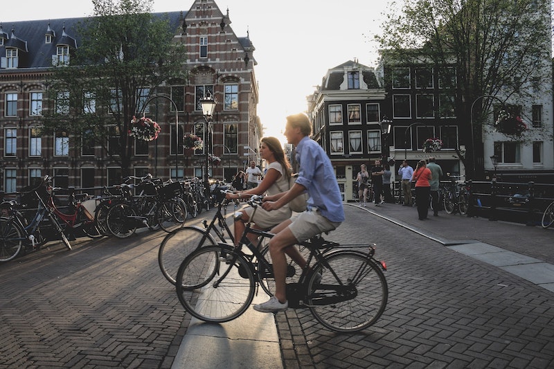 Balade à vélo en couple dans les rues d'Amsterdam