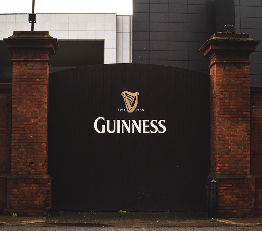 Portail de la Guiness Store House à Dublin avec le logo de Guiness