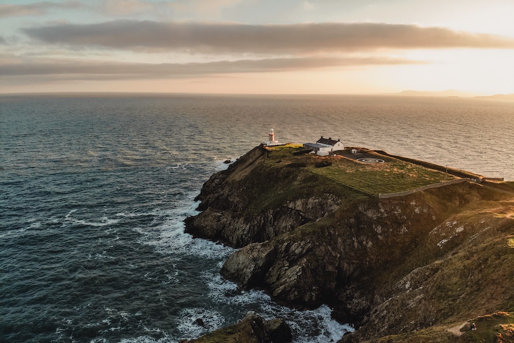 Falaises de Howth, proche de Dublin en Irlande au coucher de soleil