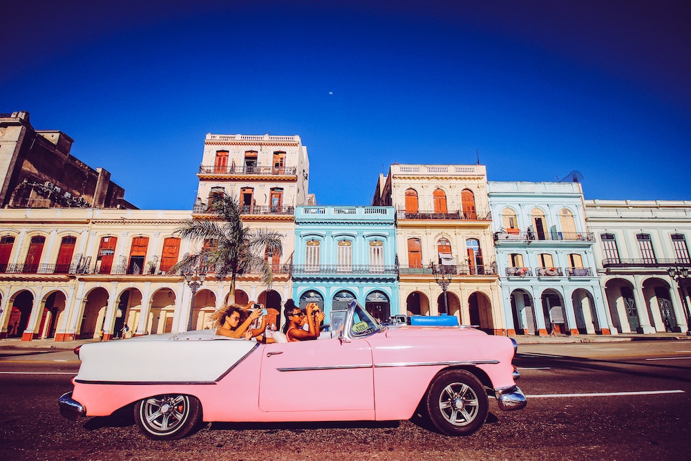 Vieille voiture rose dans les rues de Cuba