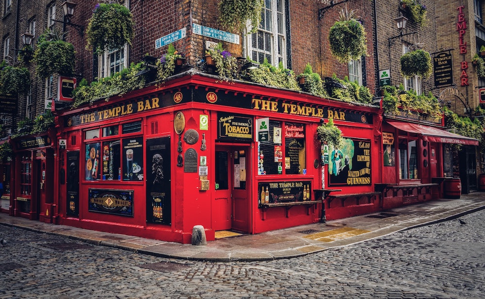 Devanture rouge du Temple Bar Pub de Dublin