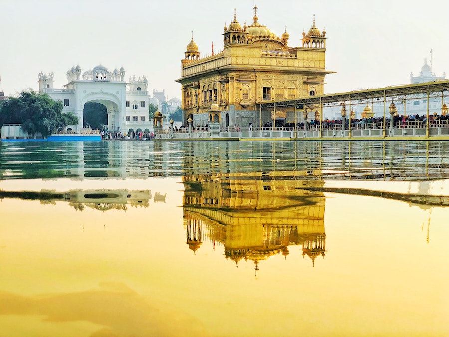 Temple d'or et sa réflection dans le bassin d'eau à ses pieds