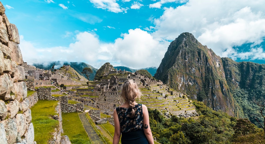 Femme regardant le Machu Picchu, dos à l'appareil photo