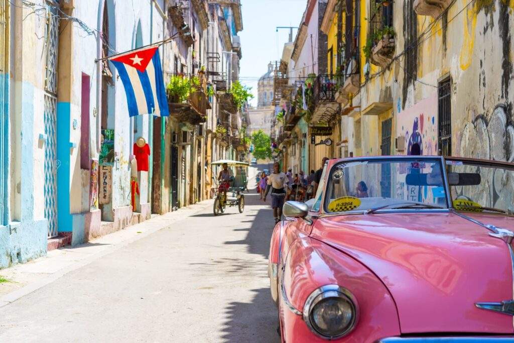 Vieille voiture américaine rose dans les rues de La Havane à Cuba