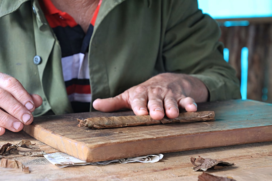 Artisan en train de fabriquer un cigare dans une fabrique à Cuba