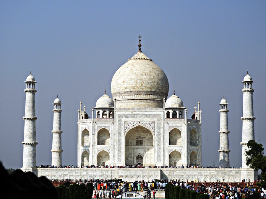 Le Taj Mahal avec plein de touriste visitant le lieu