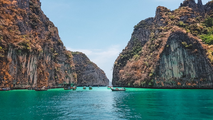 Eaux turquoises et falaises de l'archipel de Koh Phi Phi en Thaïlande