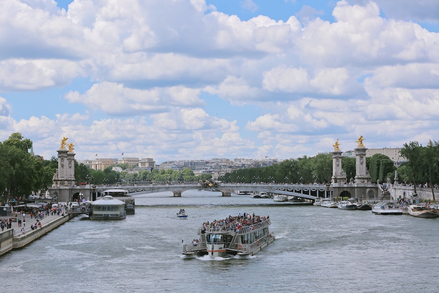 Bateaux mouche sur la Seine Paris