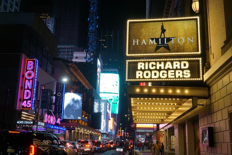 Devanture d'un théâtre jouant Hamilton à Broadway, New York