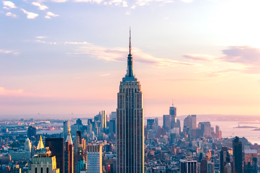 L'empire state building dans le ciel de New York au coucher du soleil