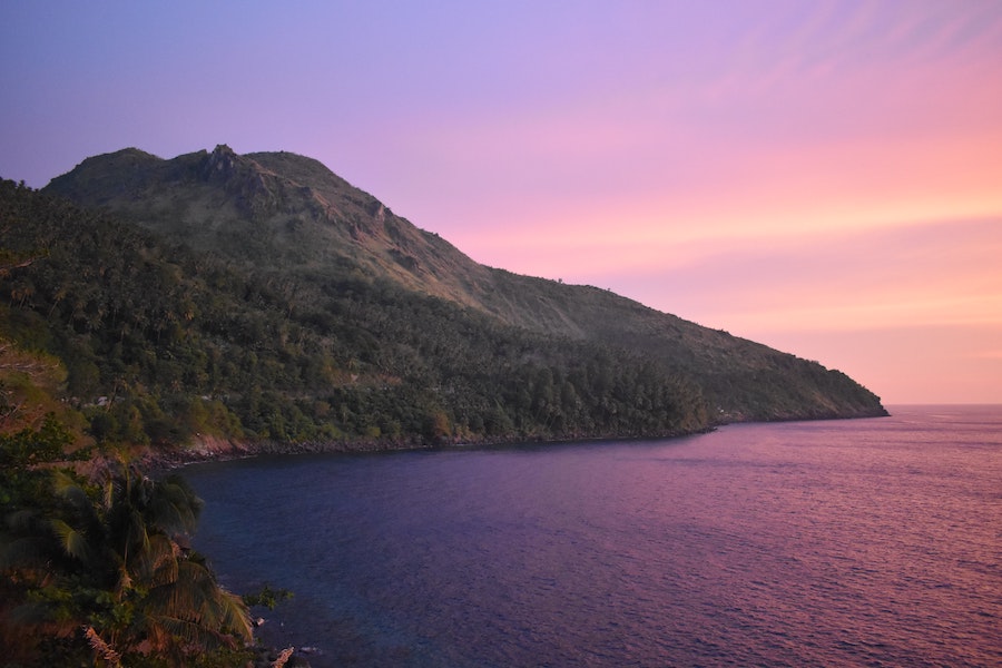 Coucher de soleil sur l'île volcanique Camiguin aux Philippines