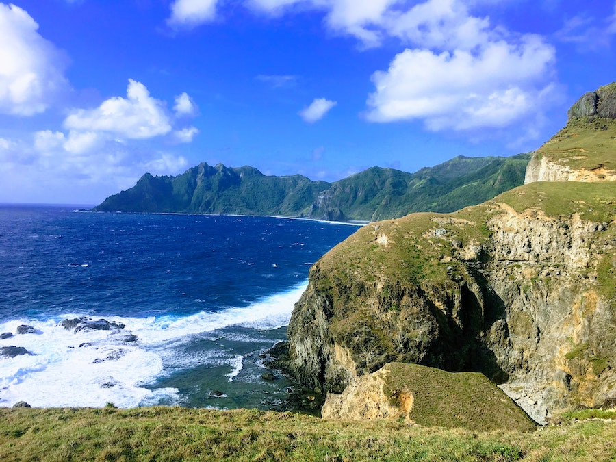 Falaises calcaires des Iles Batanes aux Philippines