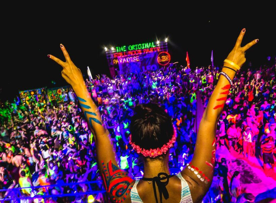 Full Moon Party sur l'île de Ko Pha Ngan én Thaïlande. Femme de dos dans une fête