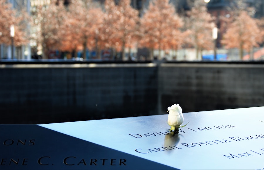 Rose blanche placée dans un des noms d'une des victimes des attentas au Mémorial du 11 septembre à New York