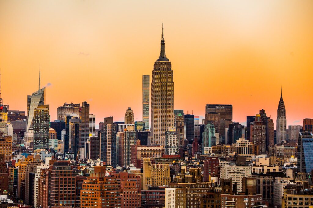 Buildings de New York au coucher de soleil avec l'Empire State Building au centre