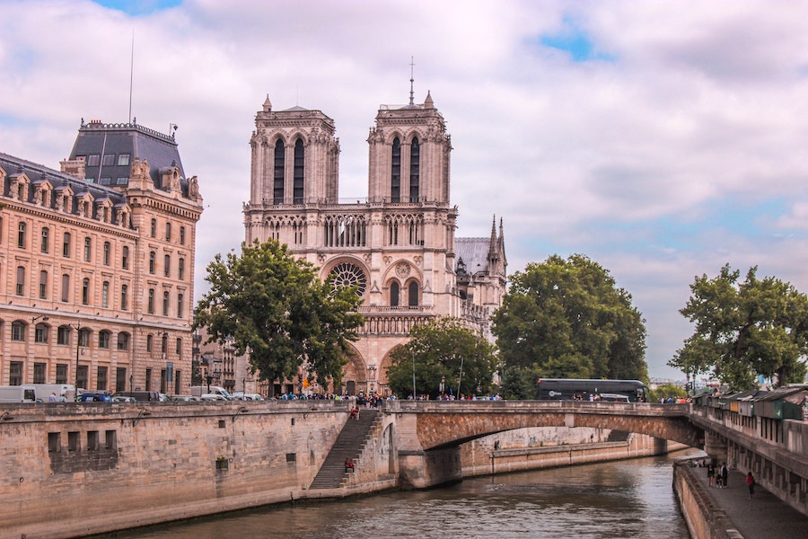 Notre-Dame de Paris sur l'Ile de la Cité