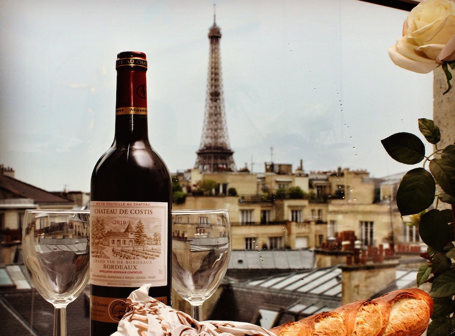 Repas dans un restaurant de Paris avec vue sur la Tour Eiffel