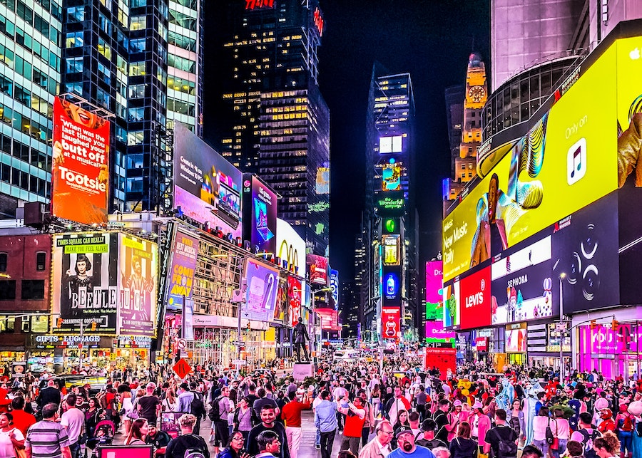 Ecrans publicitaires géants et foule sur Times Square à New York