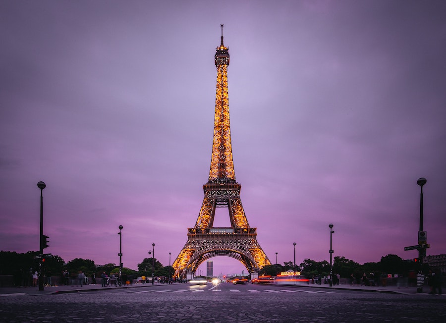 La Tour Eiffel illuminée sous un ciel violet