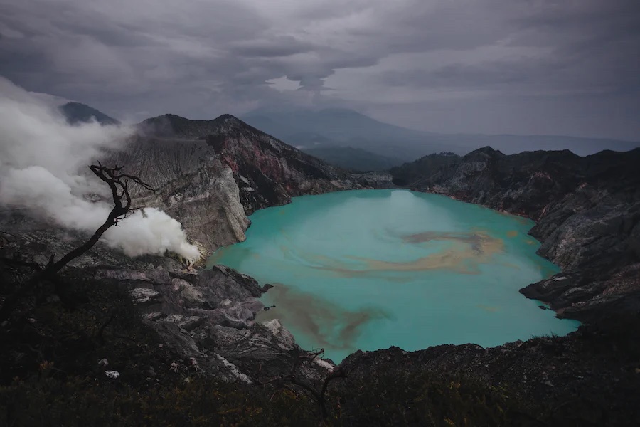 Lac vert turquoise dans le cratère du volcan Kawah Ijen en Indonésie