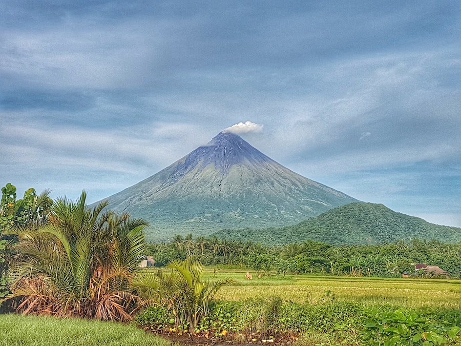 Volcan Mayon aux Philippines avec de la fumée qui sort de son cratère