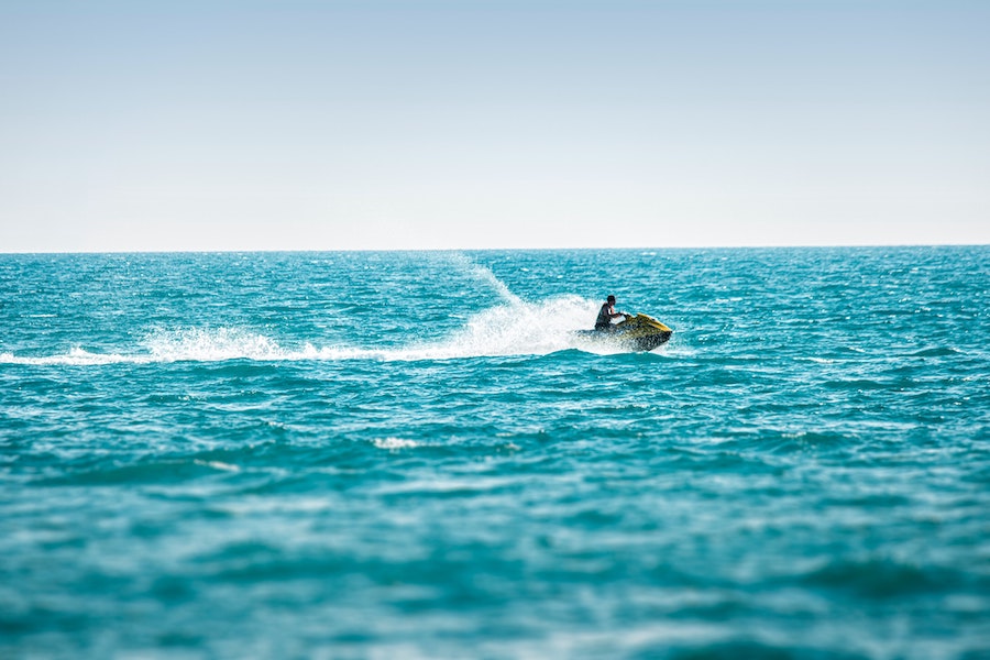 Jet Ski sur les eaux claires des Maldives