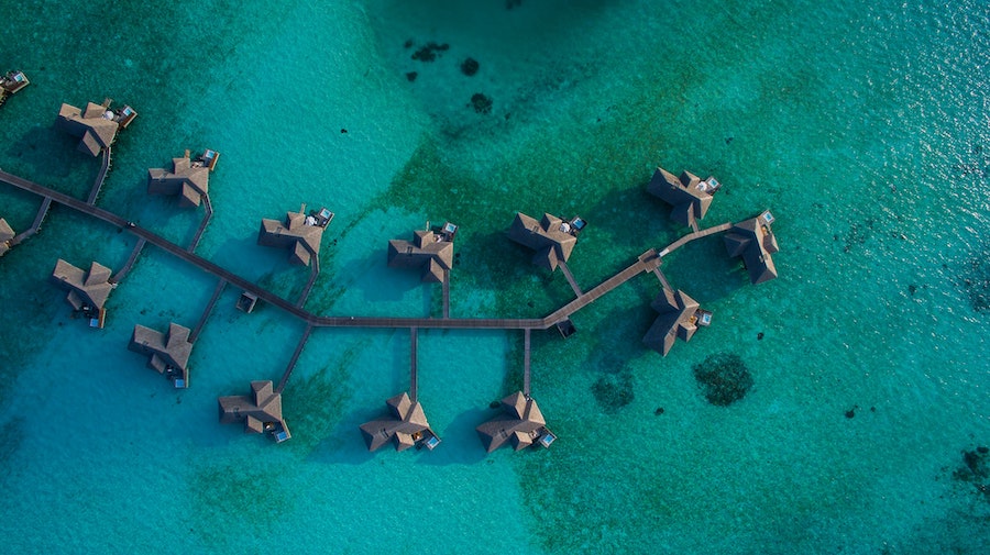 Bungalows sur pilotis aux Maldives