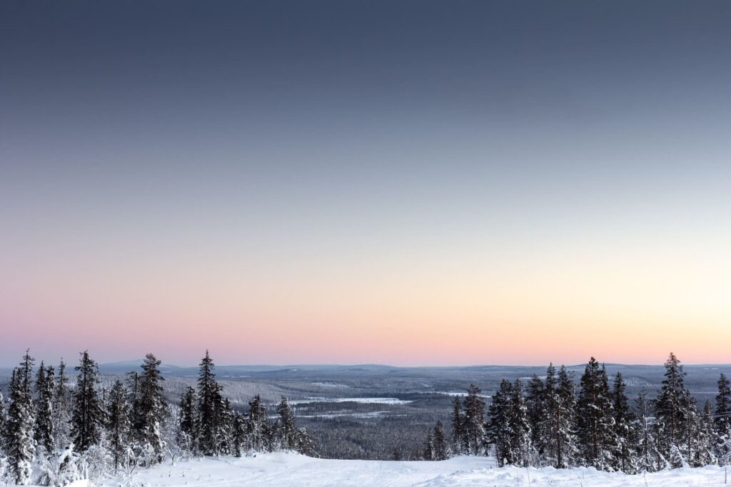Coucher de soleil sur les paysages enneigés de la Laponie