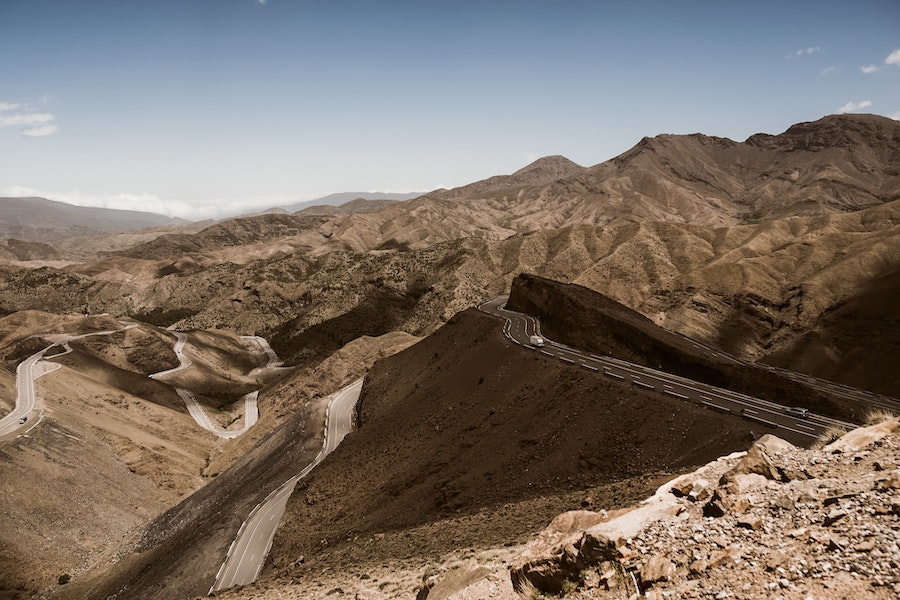 Route dans les Montagnes de l'Atlas au Maroc