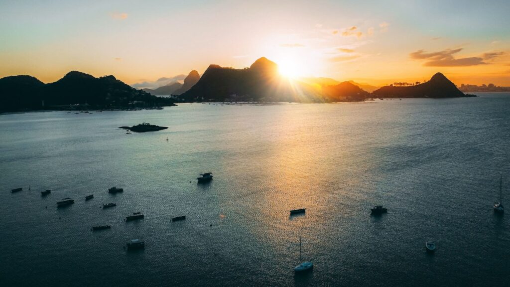 Vue sur une des plages de Niterói au Brésil