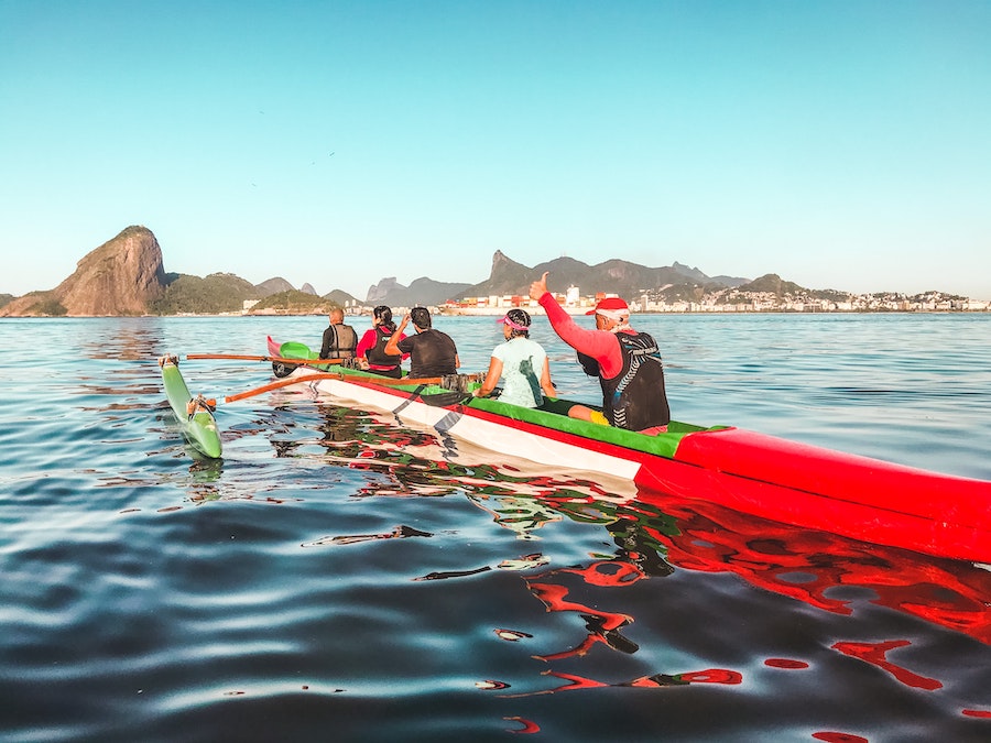 Homme dans un kayak sur la mer proche de la plage d'Icarai au Brésil