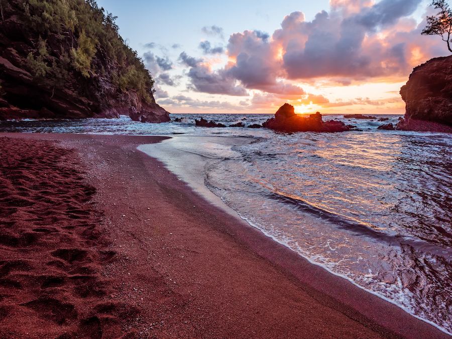 Plage de Red Beach au coucher de soleil à Santorin en Grèce