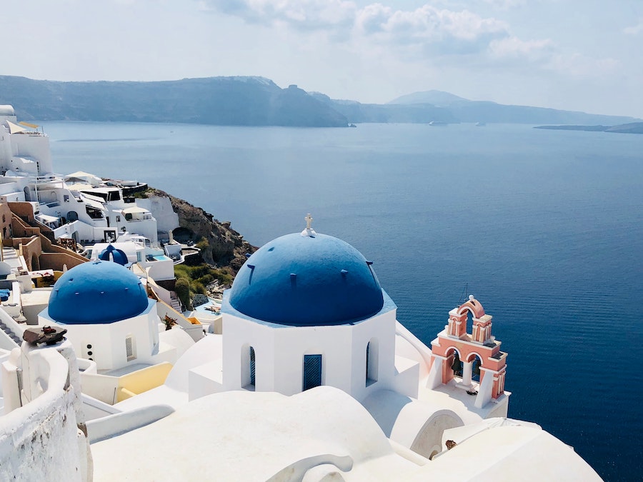 Maisons blanches aux toits bleus à Santorin en Grèce