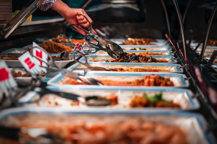 Buffet à volonté dans un hôtel all inclusive