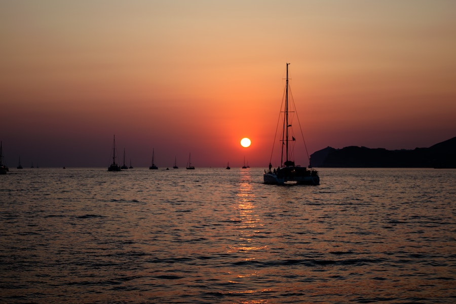 Excursion en bateau au coucher du soleil à Santorin