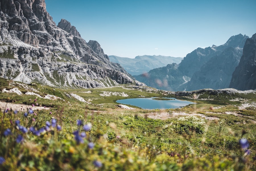 Petit lac de montagne niché au creux des Alpes Italiens